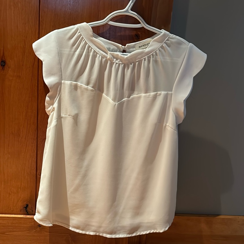 Scallop Monteau size medium cream blouse lined with scallop neck and sleeves.
